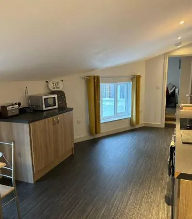 Unique, Large 2 Bedroom Flat * 卡莱尔