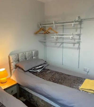 Unique, Large 2 Bedroom Flat 칼라일