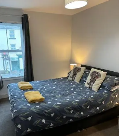 Апартаменты Unique, Large 2 Bedroom Flat *