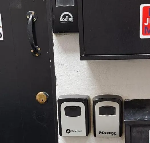 Unique, Large 2 Bedroom Flat * קרליסל