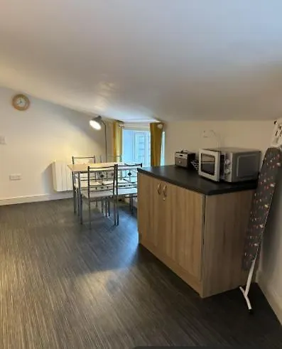דירה Unique, Large 2 Bedroom Flat קרליסל