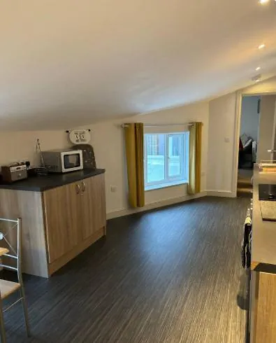 Unique, Large 2 Bedroom Flat * קרליסל