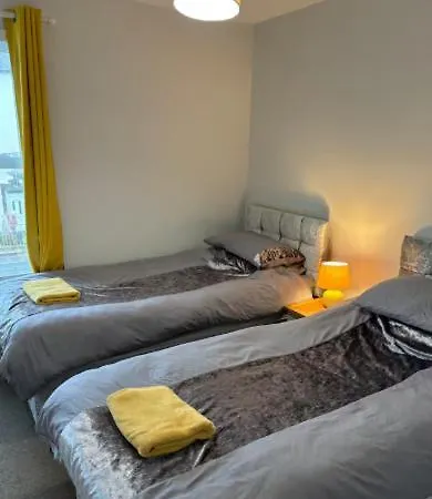 Unique, Large 2 Bedroom Flat 칼라일