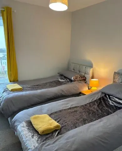 Unique, Large 2 Bedroom Flat カーライル