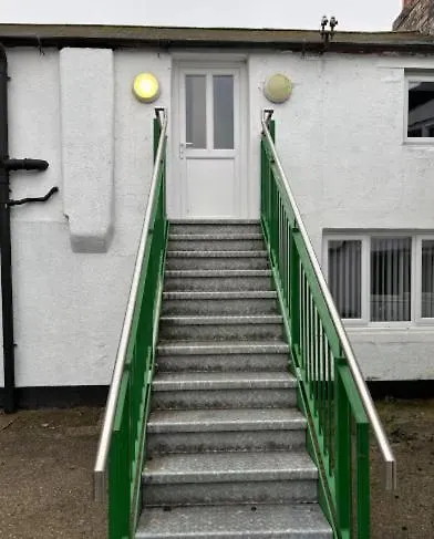 Unique, Large 2 Bedroom Flat カーライル